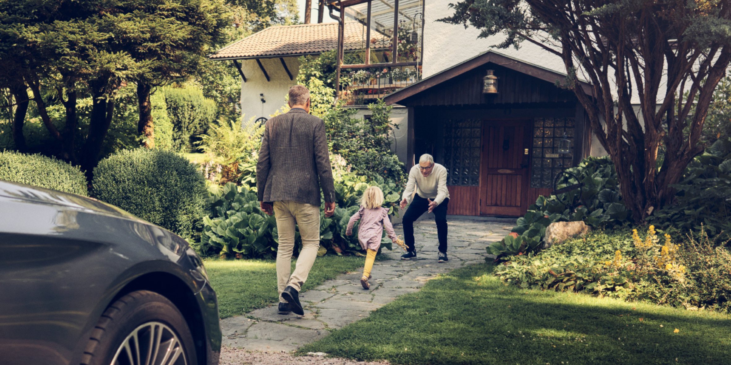 Dad brings his daughter to grandfathers house. Its spring in Sweden.